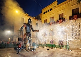 'Aquiles', a su paso por la Plaza de Baix.