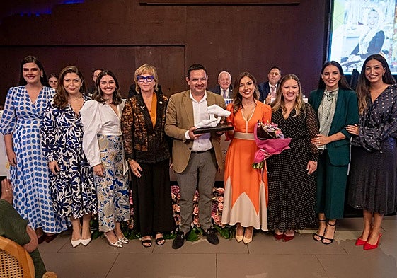 La Federació de Fogueres recibió el reconocimiento como miembro de honor del Colegio de Enfermería de Alicante.