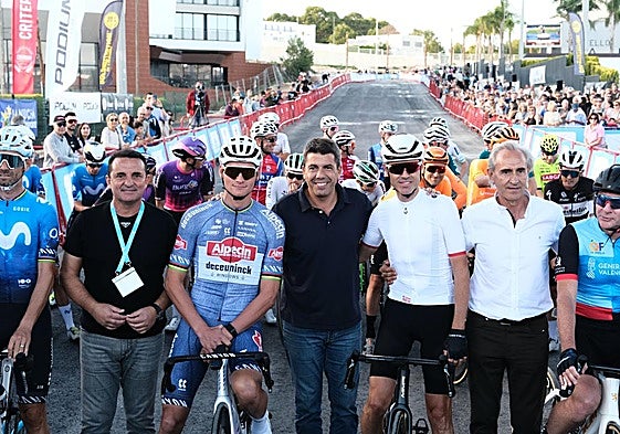 El presidente de la Generalitat, Carlos Mazón, con el alcalde de La Nucía, Bernabé Cano, y el organizador de la prueba, en la salida del Critérium Internacional de La Nucia.