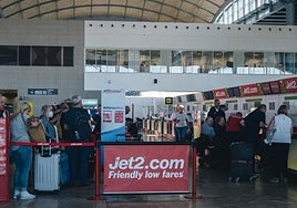 Turistas en la cola para facturar en el aeropuerto de Alicante-Elche.