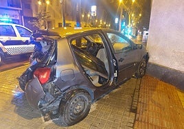 Así quedó uno los vehículos contra los que chocó el conductor causante de los destrozos.