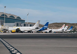 Aviones en la terminal del Aeropuerto Alicante-Elche.