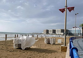 El temporal marítimo afecta a la playa del Postiguet.