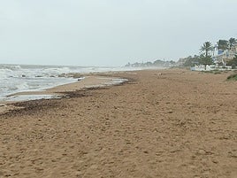 Imagen de una playa de Dénia durante la jornada de DANA.