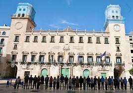 La Corporación alicantina al completo, en los tres minutos de silencio.