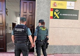 Pareja de la Guardia Civil en el cuartel.