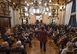 Concierto de Virtuós Mediterrani y el Coro Patnia en el Real Liceo Casino de Alicante.