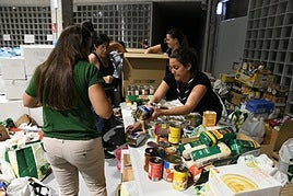 Voluntarios reciben donaciones en Alicante para los afectados por la DANA.