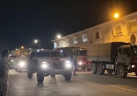 Vehículos militares de la base de Alcantarilla, en marcha hacia Valencia.