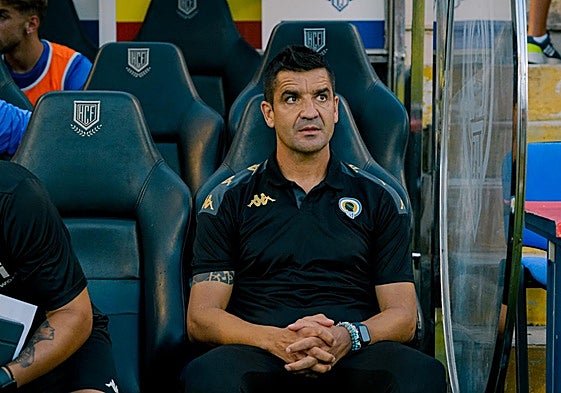 Rubén Torrecilla, en el banquillo del Rico Pérez.