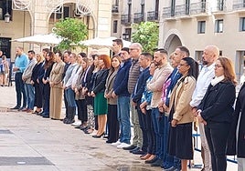 Cinco minutos de silencio en la Plaza del Ayuntamiento.