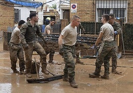 Miembros del Ejército de Tierra limpia las calles tras el paso de la DANA.