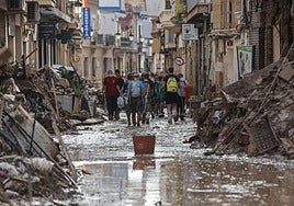 Fotografía de una de las calles de Paiporta encharcadas por las lluvias y que han afectado a las labores de limpieza.