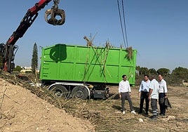 El alcalde, Pablo Ruz, y el concejal Claudio Guilabert, en los trabajos de desbroce del cauce.