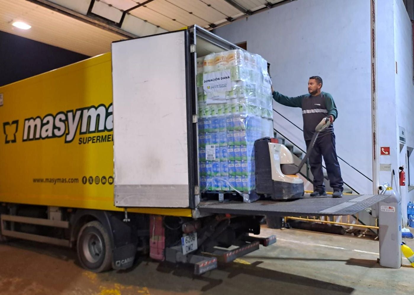 Camión con las donaciones.