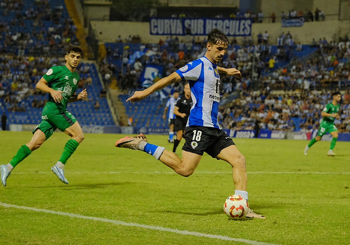 Oriol Soldevila conecta un disparo con la derecha ante el Antequera.