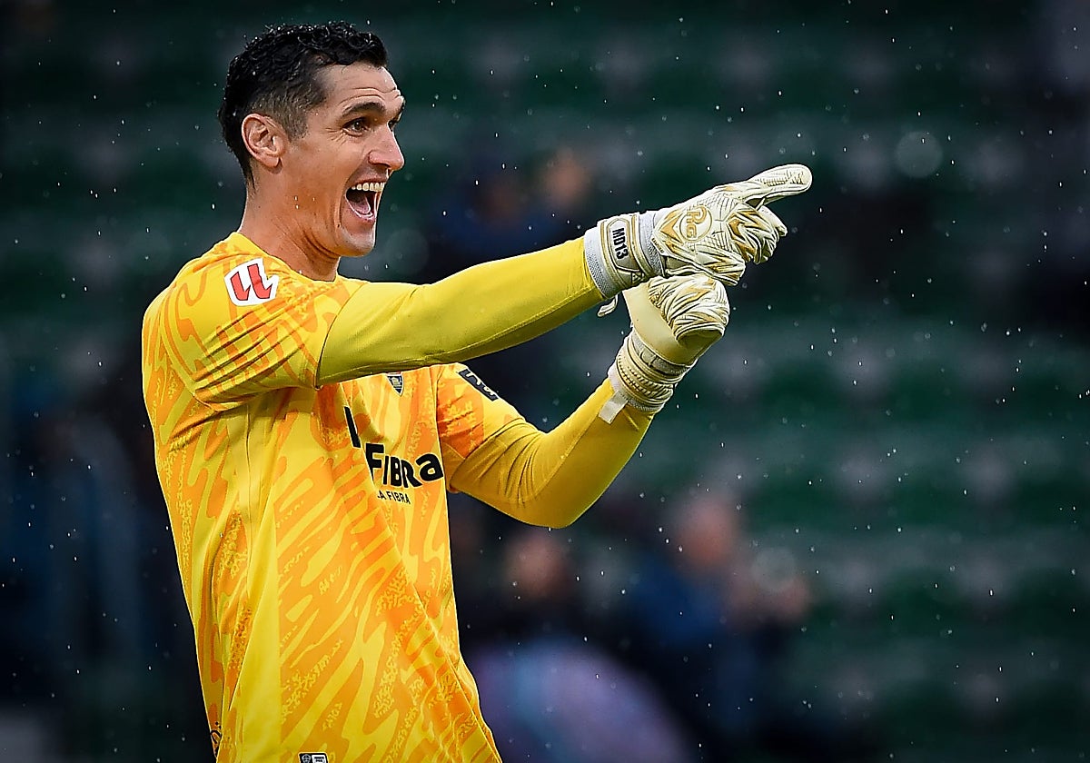 Matías Dituro celebra una victoria del Elche.