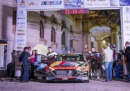 Salida del rallye La Nucía-Mediterráneo desde la puerta de la Diputación Provincial de Alicante.