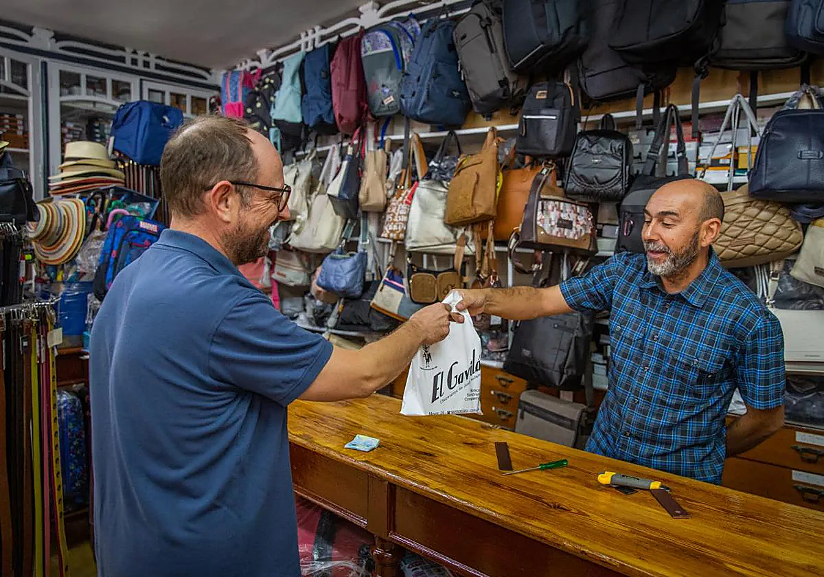 Un cliente realiza una compra en la histórica sombrerería El Gavilán de la calle Mayor.