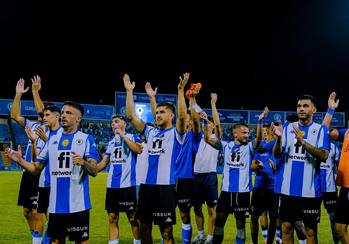 Los jugadores del Hércules agradecen el apoyo de la afición tras ganar al Antequera.