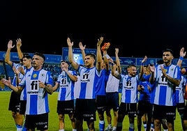 Los jugadores del Hércules agradecen el apoyo de la afición tras ganar al Antequera.
