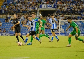 Aranda conduce el balón ante el Antequera.