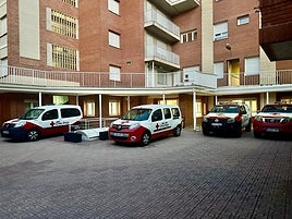 Furgonetas de la Cruz Roja en Hogar Sequera.