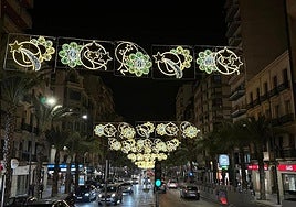 Luces de Navidad en la avenida Alfonso el Sabio de Alicante.