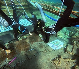 Expertos en fotogrametría y arqueología durante las tareas de extracción del barco.