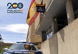 Imagen de archivo de una patrulla frente a la Comisaría de Elda.