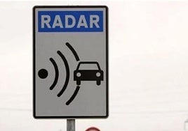 Un cartel que indica que la velocidad está controlada por radar.