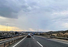 Una tormenta aislada sobre Alicante.