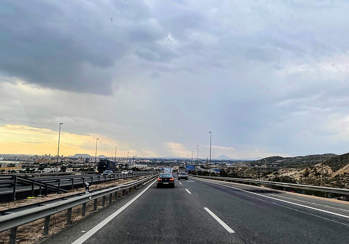 Una tormenta aislada sobre Alicante.