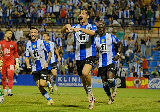Soldevila celebra su gol al Antequera, seguido por Javi Moreno y Mendes.