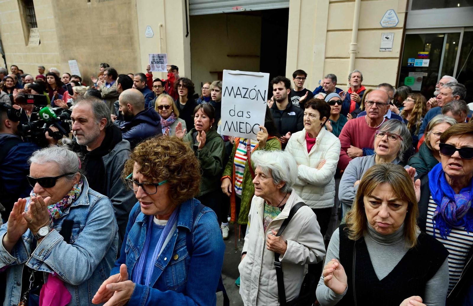 Imagen principal - Una concentración ante Les Corts reclama la «dimisión» de Mazón y denuncia las «muertes evitables»