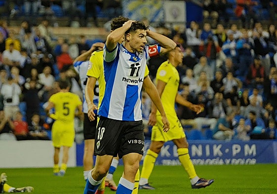 El capitán herculano, Nico Espinosa, se lamenta después de una ocasión fallada.