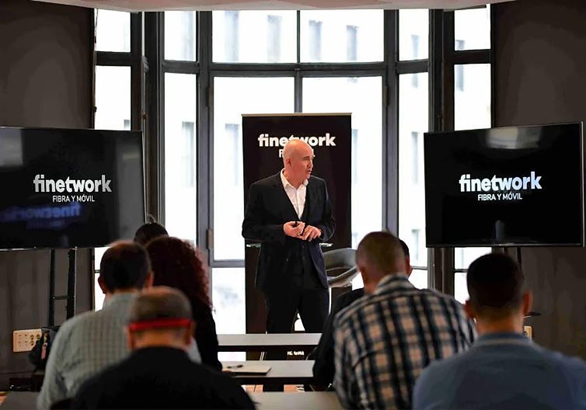 Óscar Vilda during the press meeting.