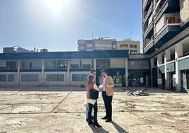 El concejal de Servicios Públicos, Claudio Guilabert, en la plaza de los pisos azules.