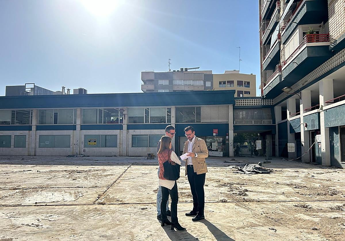 El concejal de Servicios Públicos, Claudio Guilabert, en la plaza de los pisos azules.