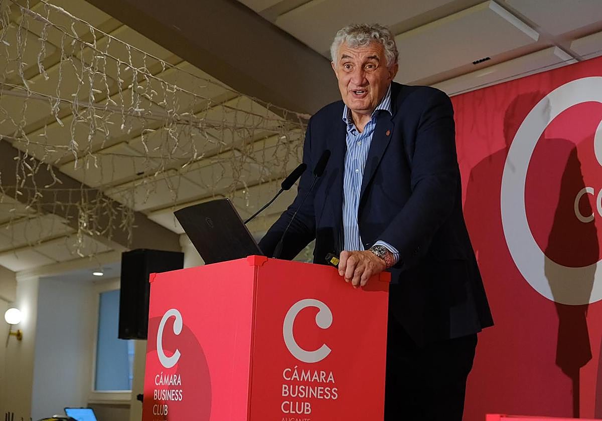 Fernando Romay durante una conferencia en Elche.