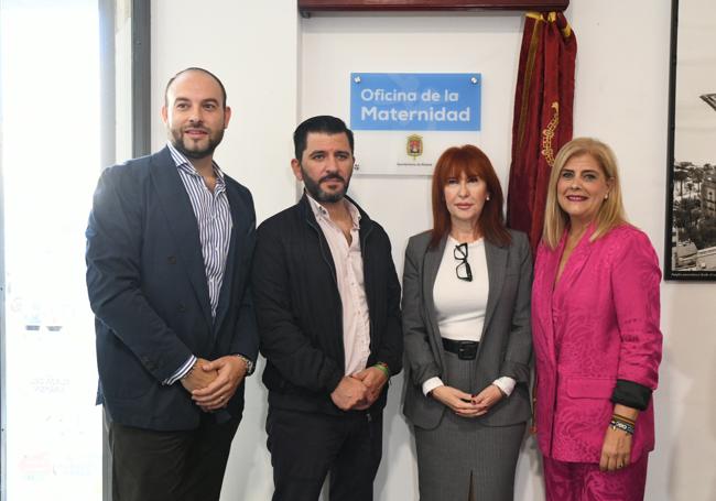 La edil popular Begoña León junto a concejales de Vox.