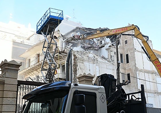 Demolición del histórico edificio de la avenida del Doctor Gadea.
