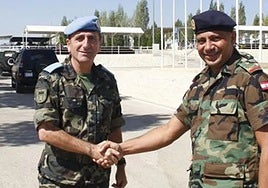 El general, a la izquierda.