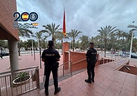Imagen de archivo de dos agentes destinados en la Comisaría de Elche.