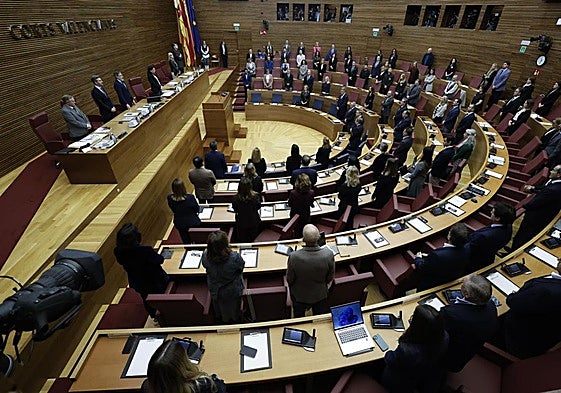 Vista del minuto de silencio por las víctimas de la dana en Les Corts.