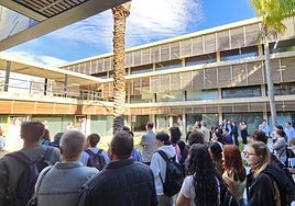 Navarro presenta su programa al estudiantado de la UA.