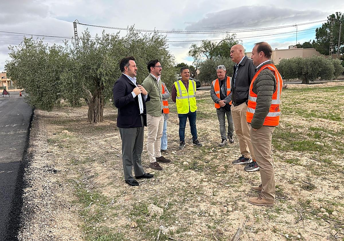 El alcalde, Pablo Ruz, y el concejal Claudio Guilabert visitas las boras de asfaltado en el camino de Jubalcoy.