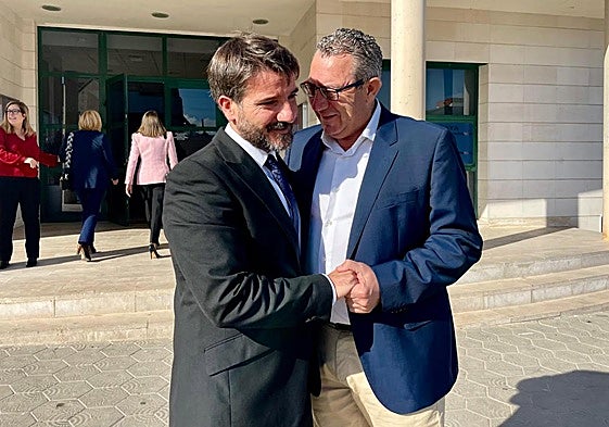 Pablo García Barberá (izquierda) junto al presidente de la Diputación de Alicante tras su toma de posesión.