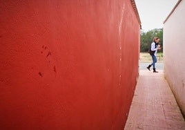 Este lunes, horas después del suceso, todavía se podían observar manchas de sangre en la misma calle, donde sucedieron los hechos.
