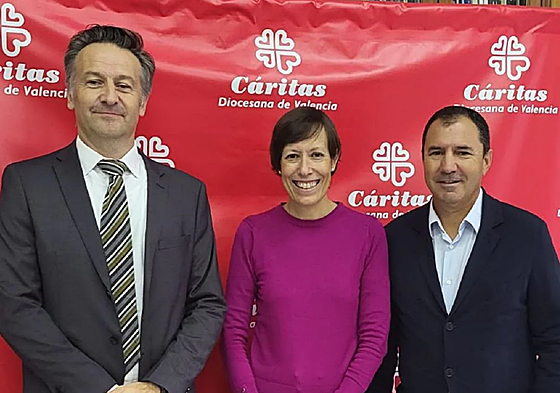 Jérôme Gateau y Carlos García con la directora de Cáritas Valencia, Aurora Aranda.